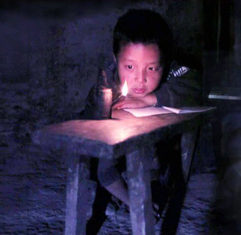 一盏明亮的灯是很多贫苦孩子最大的希望