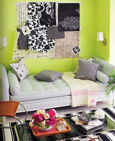 以卧室来营造这样的氛围是最合适不过了，白色的窗框、粉色的墙画，辅以桃色系的家居和温馨的布艺，浪漫的气氛弥漫于空气中