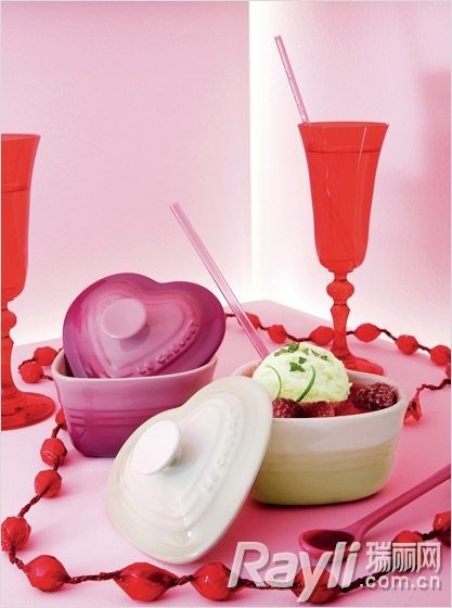 餐桌上的心形冰淇淋盛器