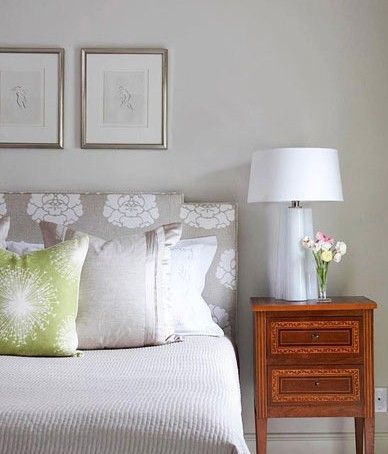 普通的床罩和中性的墙壁颜色在卧室设计中并不出彩，但添加一个色彩明亮的布包就显得不同