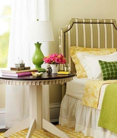 白色的条纹建立在绿色的背景上，搭配黄色的床品与地毯，令空间充满春意