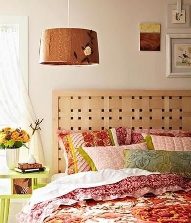 使用纯色的床头，与明亮华丽图案的床上用品形成对比