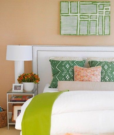 采用干净的白色床头板，与绿色装饰品相协调