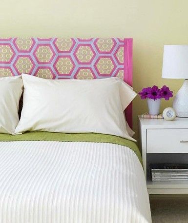 玫红色的挂毯造就了大片的鲜艳床头，与普通的白色床单形成对比