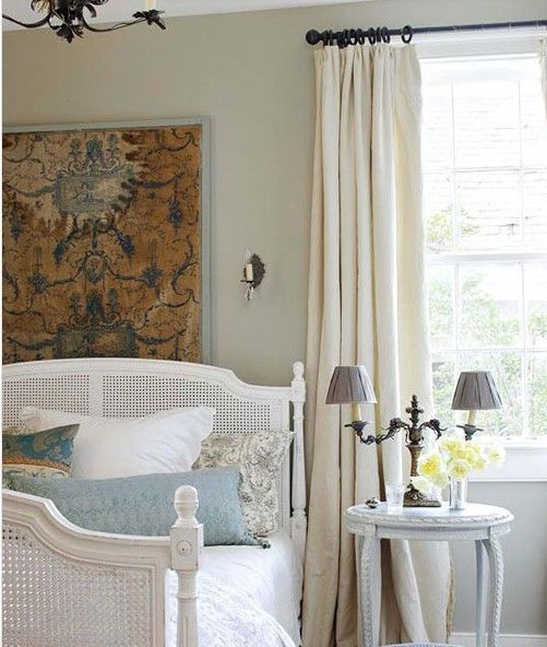 素雅的淡蓝色靠垫，白色的布艺窗帘，古朴的欧式台灯，使整个卧室散发着清新淡雅的英式田园风格