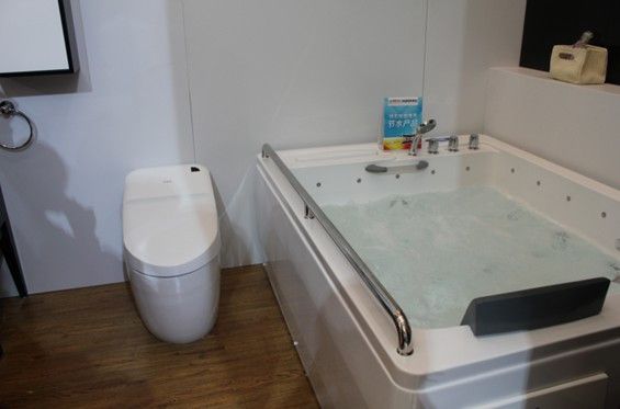 图为惠达卫浴展出的一款智能浴缸，是当今智能技术最前卫的卫浴作品之一