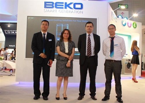 左二为总领事Deniz Eke女士，左一为BEKO(中国)销售市场总监史光文先生