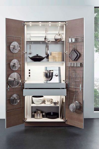 优雅大气的设计，搭配木质门板为厨房营造温馨氛围。内部强大的收纳功能，令所有繁杂、琐碎的厨房用品都可以收纳的井井有条，绝对是厨房里不可缺少的收纳利器。