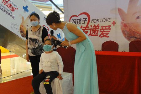 好莱客对来自内蒙古的一个白血病患儿家庭现场捐助