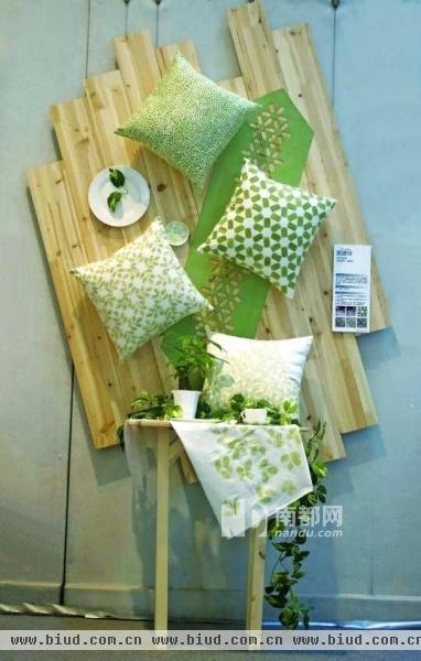 </p><p>拓叶造绿，作品采用植物叶片和叶脉为染料，通过抱枕、桌旗、杯垫等呈现出一种浓浓的绿意。</p><p>
