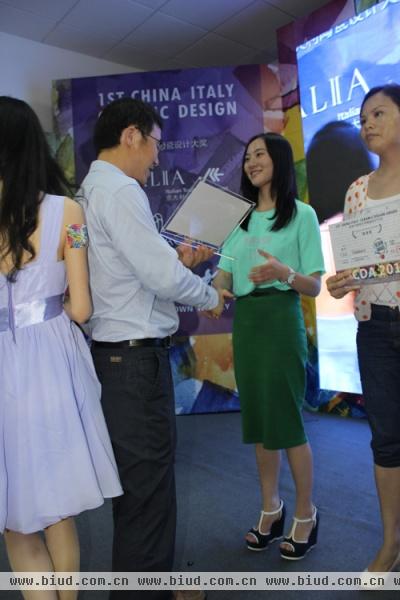 特地陶瓷市场总监助理赵蓉从颁奖嘉宾处接过奖牌