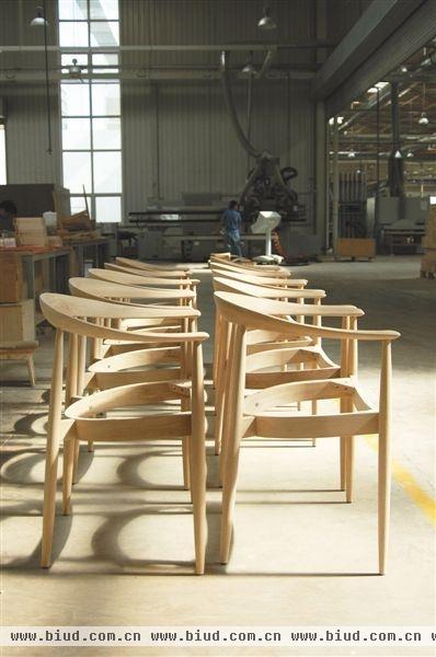 现代工业化设备下的实木家具工艺更精细