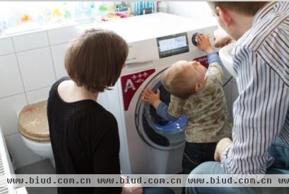 德国三口之家爱上海尔水晶洗衣机