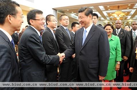 国家主席习近平与东方雨虹董事长李卫国亲切握手
