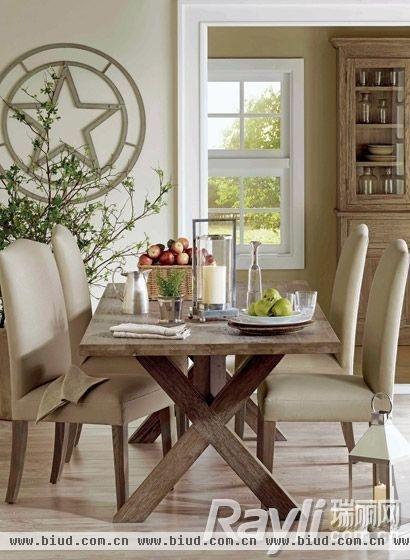 用木质餐桌、木质地板和沙漠色餐椅营造自然感用餐空间