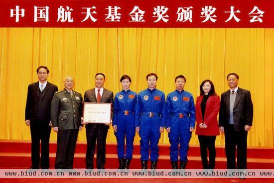 中国航天颁发企业贡献大奖 促掌上明珠家具跨越向前