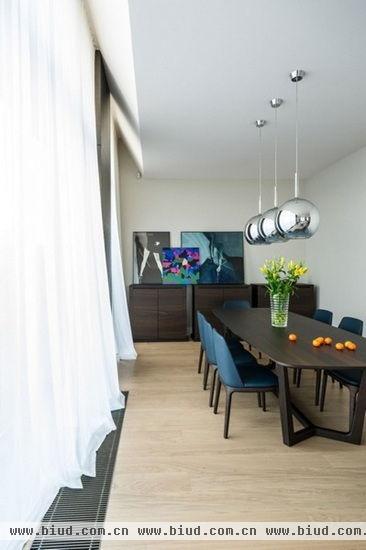 波兰华沙公寓坐拥绝佳视野 裸色橡木地板铺出新意