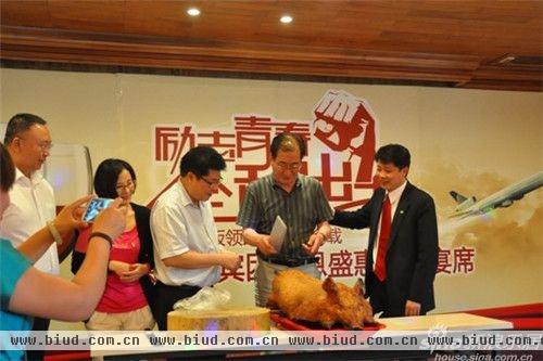 大自然家居集团领导携手徐州贵宾进行切烧猪仪式