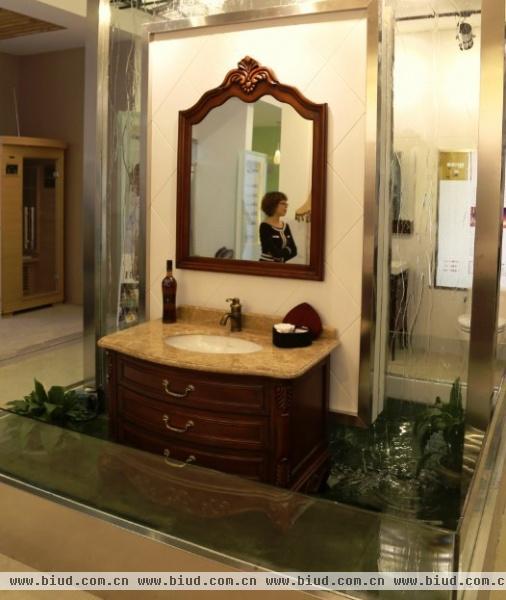 泡在水里展示的摩可丽材质高档浴室柜