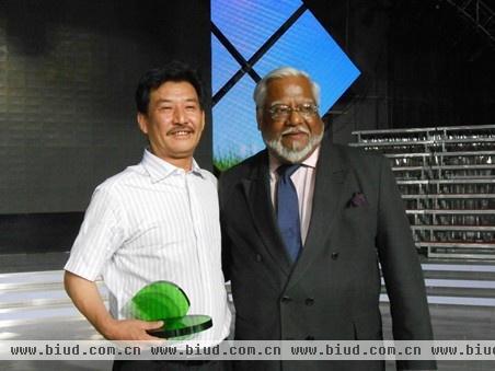 杨光伟(左)与世界绿色设计论坛主席、欧洲议会议员纳吉_德瓦合影