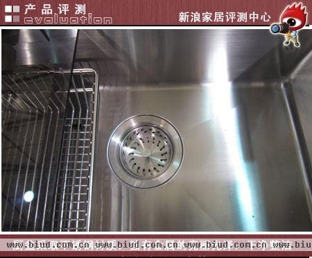  厨盆采取不锈钢材质：独有金属的亮丽光泽，干净整洁，不会破碎和断裂