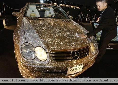 由30万颗施华洛世奇水晶装饰的梅赛德斯-奔驰SL600轿车