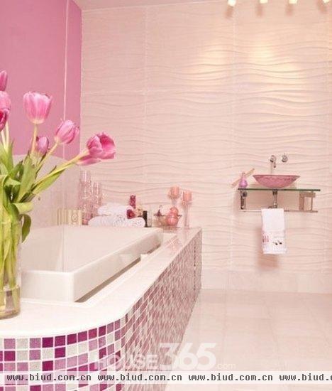 粉色系是女生的最爱，如何打造一款女生专属的卫浴间?用粉色作装饰是很不错的选择，墙面由浅粉色与深粉色搭配装饰，连玻璃洗面盆也采用粉色，而浴缸表面所铺贴的马赛克瓷砖，由浅粉、深粉、白色组成，营造出浪漫甜美的氛围。