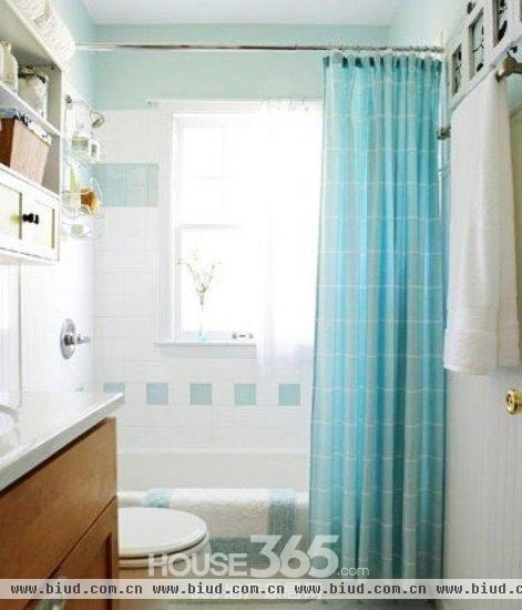 淡蓝色的卫浴间，本身就在感观上就很觉得清爽。搭配最普通的白色瓷砖演绎出空间的几何感和节奏的变化，白色的面盆和浴室家具，不仅使空间视野开阔，而且愈加清雅洁净，怡心爽神。
