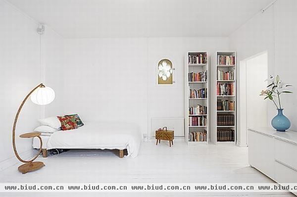 纯白地板的清新气质 简约优雅小户型公寓(图)