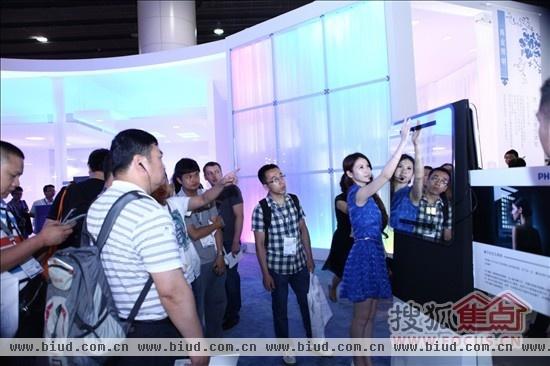 飞利浦OLED产品首次进入中国，绚丽的效果吸引了现场大批观众