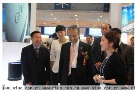 当马来西亚前总理马哈蒂尔来到cado展位停留参观