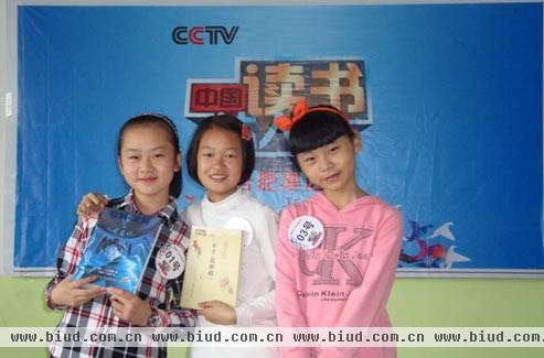 (图)上台前的小选手们用微笑表示：中国读书达人秀，我们来了！