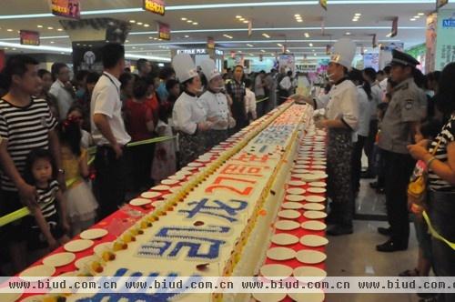图为：红星美凯龙与消费者共享27米超长生日蛋糕