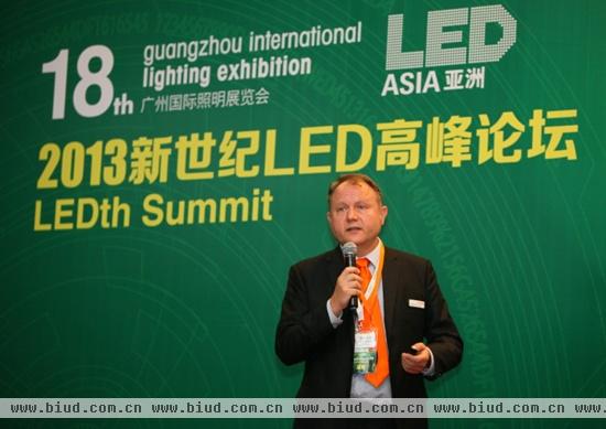 欧司朗光引擎及电子控制业务部总监Manfred Schroeter在LED高峰论坛上发言