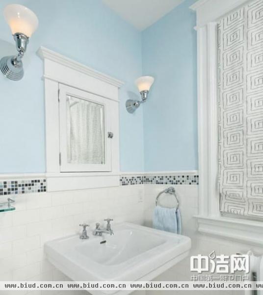 浅色系家庭卫浴装修效果图 白色浴室装修设计图