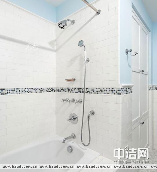 浅色系家庭卫浴装修效果图 白色浴室装修设计图