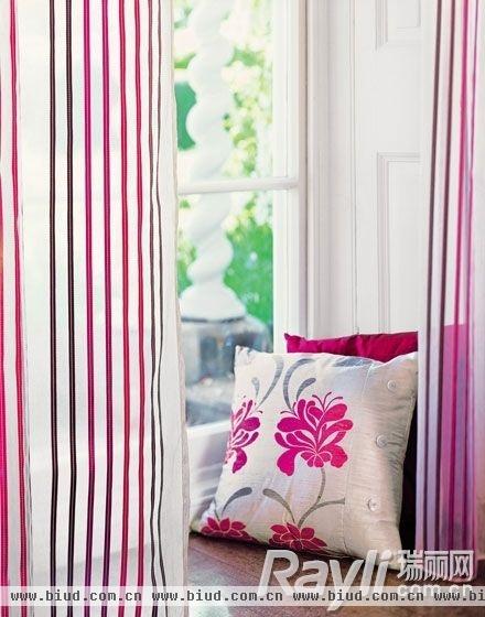 窗纱搭配多彩条纹窗帘让窗前的时光沉浸在不同的光线氛围中