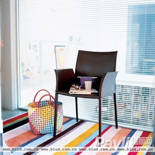 Zanotta彩色条纹地毯为单调的空间带来视觉上丰盈的层次感和活泼的气氛