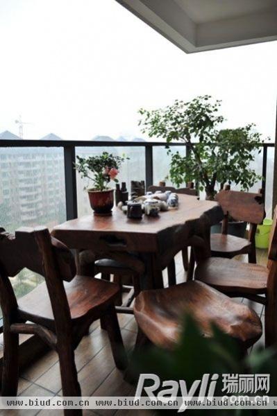 阳台上的原木桌椅，下午茶的好时光。