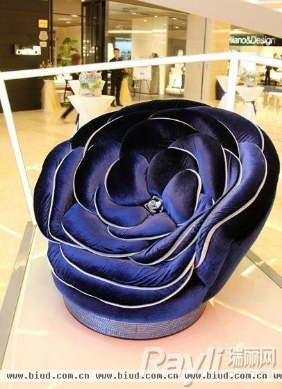 罗浮宫·意大利艺术家居年展上的花朵座椅　