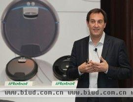 iRobot家用机器人事业部全球销售与营销副总裁Marc Dinee先生在发布会上介绍iRobot新品