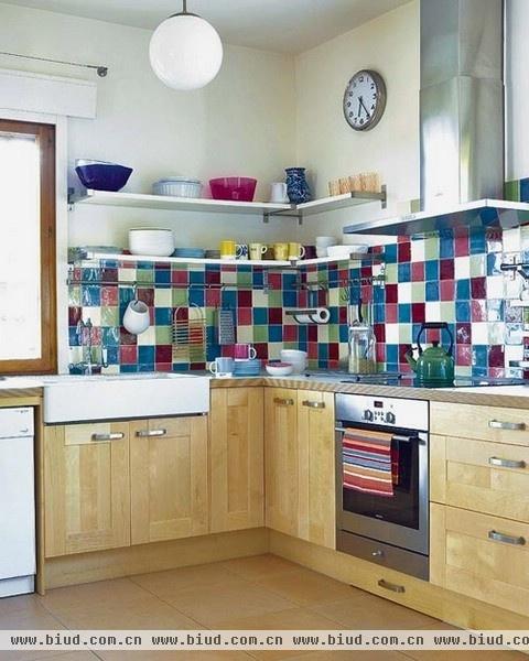 厨房爱美丽 26个防溅板瓷砖炫色拼接设计(图)
