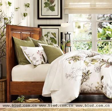 床是整个卧室的主体，植物元素的床品和植物元素的装饰画相得益彰
