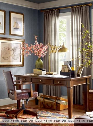 旧铜色相框的装饰画，与旧铜色拉手的书桌和台灯，构建了一个美式经典书房