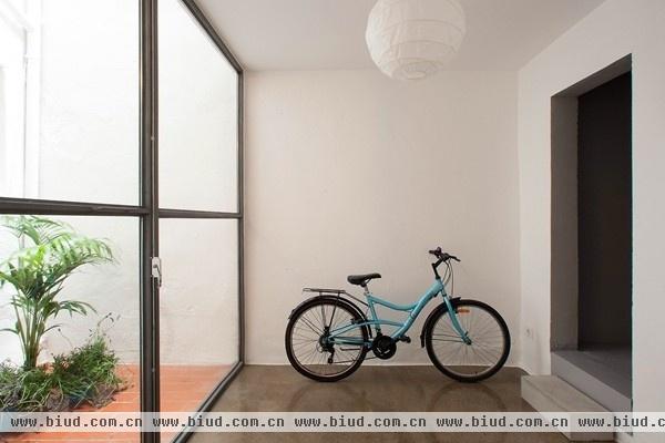 巴塞罗那半开放式公寓 一个房间拥有两种功能