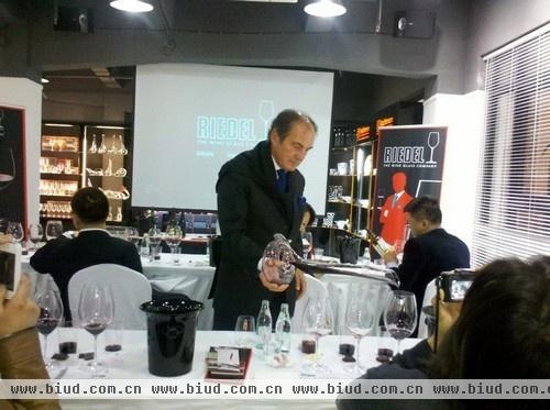 图为Riedel先生与葡萄酒专业人士分享正确使用功能性酒具的体验