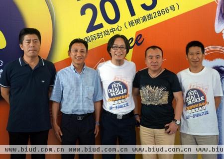 简一大理石瓷砖董事长李志林（左二）与嘉宾合影