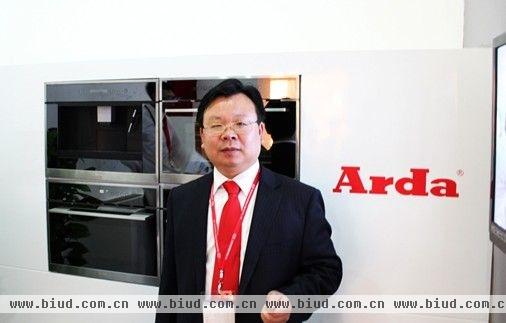 安德电器（Arda）中国区副总经理江勇先生正在接受记者采访