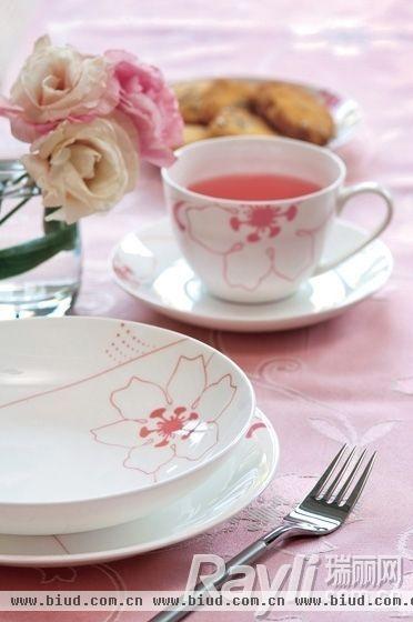 水粉色布置的下午茶时光　