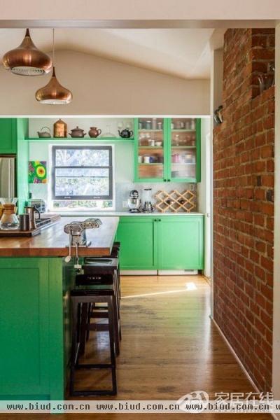 原木地板混搭家居 绿色调厨房颇感意外